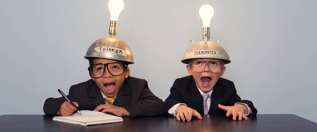Comment trouver une signature publicitaire impactante ? Deux enfants avec des casques et des ampoules lumineuses