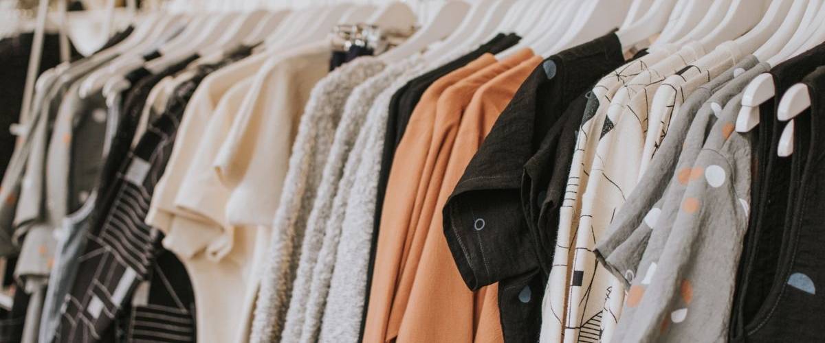 Instagram réunit dix marques pour une collection exclusivement via la fonctionnalité Shopping Des vêtements sur un cintre