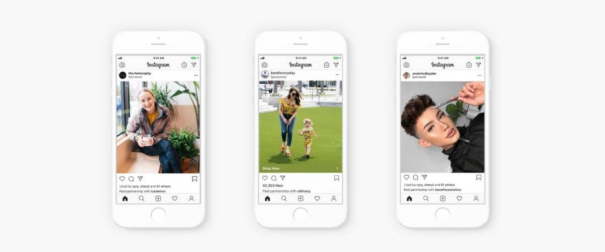 Instagram va permettre aux marques de sponsorisé leurs influenceurs Trois smartphones sur un fond blanc