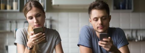 Instagram et santé mentale : faudrait-il se mettre au régime des images ? Deux jeunes en couple regardent leurs téléphones