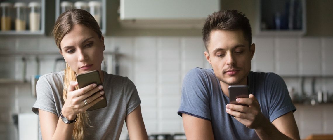Instagram et santé mentale : faudrait-il se mettre au régime des images ? Deux jeunes en couple regardent leurs téléphones