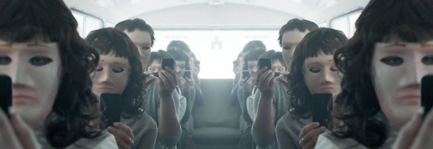 Ces inventions de Black Mirror devenues réalité Des personnes masquées dans un bus dans l'épisode Haine Virtuelle de Black Mirror