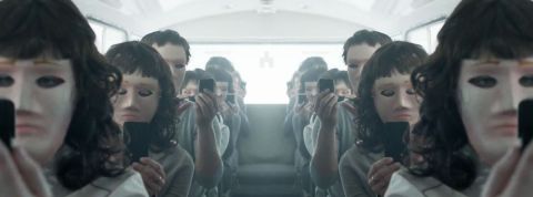 Ces inventions de Black Mirror devenues réalité Des personnes masquées dans un bus dans l'épisode Haine Virtuelle de Black Mirror