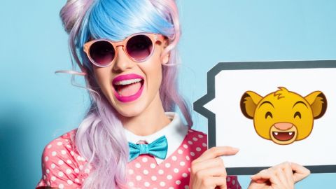 jeune femme aux cheveux roses et bleus