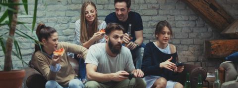 Station F : la start-up a un immeuble rien que pour elle. Et il est bourré de clichés Jeunes dans une coloc, mangent des pizzas.