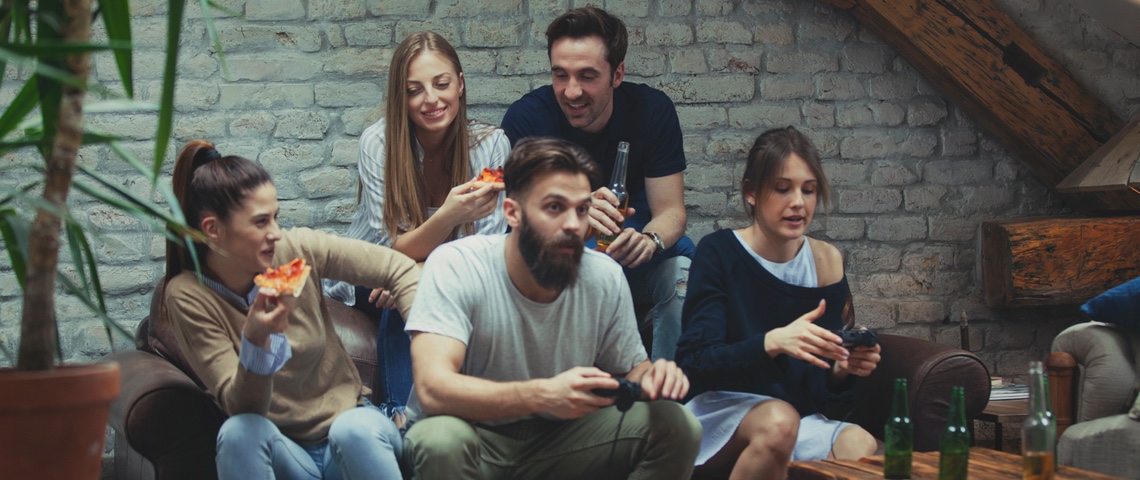 Station F : la start-up a un immeuble rien que pour elle. Et il est bourré de clichés Jeunes dans une coloc, mangent des pizzas.