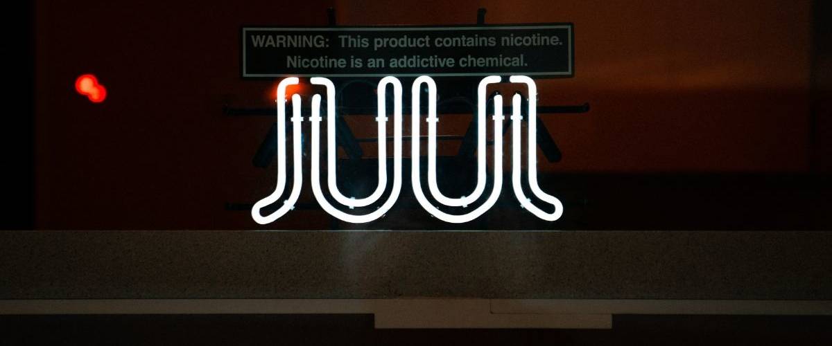 La ville de San Francisco interdit la vente de e-cigarettes Affichage néon du logo du fabricant de cigarette électronique, Juul