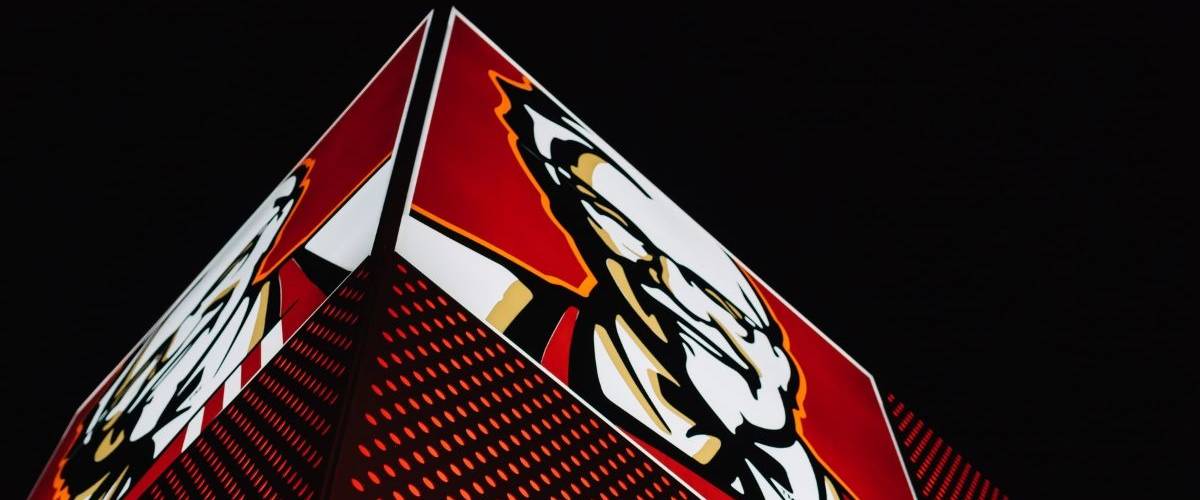 KFC est va de tester des burgers vegans au Royaume-Uni Une enseigne de KFC de nuit