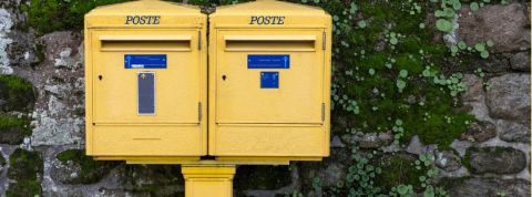 Résidences pour seniors, jeux éducatifs, vélos électriques... Loin du courrier, comment La Poste innove ?  Deux boîtes aux lettres La Poste
