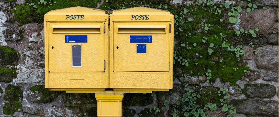 Résidences pour seniors, jeux éducatifs, vélos électriques... Loin du courrier, comment La Poste innove ? Deux boîtes aux lettres La Poste
