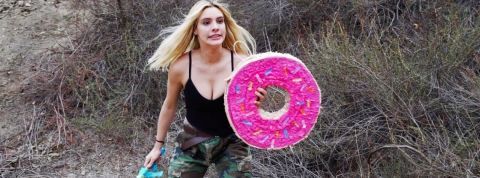Lele Pons, la reine des iinstagrameuses Une jeune filles avec un bouclier en forme de donut
