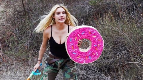 Une jeune filles avec un bouclier en forme de donut