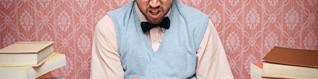 Homme geek consulte un dictionnaire.