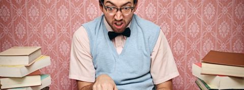 Data brokers, granularité, cruncher... Parlez-vous données ? Homme geek consulte un dictionnaire.