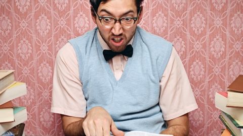 Data brokers, granularité, cruncher... Parlez-vous données ? Homme geek consulte un dictionnaire.