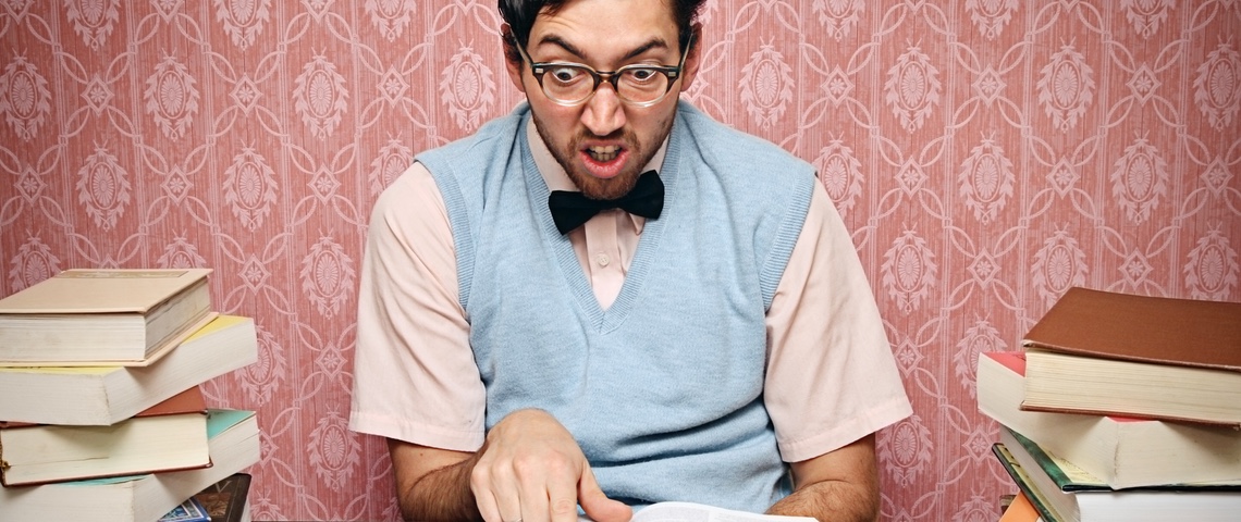 Data brokers, granularité, cruncher... Parlez-vous données ? Homme geek consulte un dictionnaire.