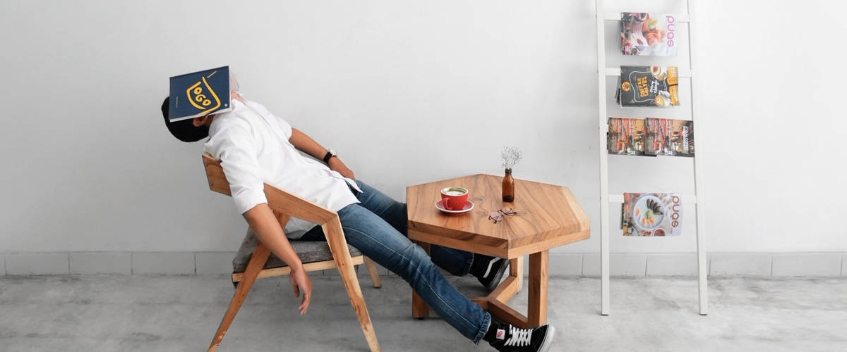 Comment créer un bon magazine ? Un homme qui dort avec un magazine sur la tête