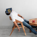 Un homme qui dort avec un magazine sur la tête