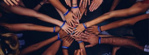 Intrapreneuriat : et si vous laissiez vos salariés changer le monde ?  plusieurs mains personnes