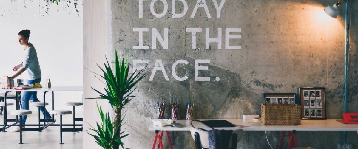 Un monde plus écolo avec Sensefuction Day par MakeSens Espace de co-working avec des plantes vertes
