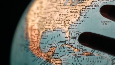 une mappemonde illuminée avec des mains