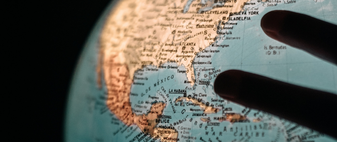 Comment changer le monde ? une mappemonde illuminée avec des mains