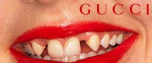 Une publicité Gucci présente un sourire aux dents écartées