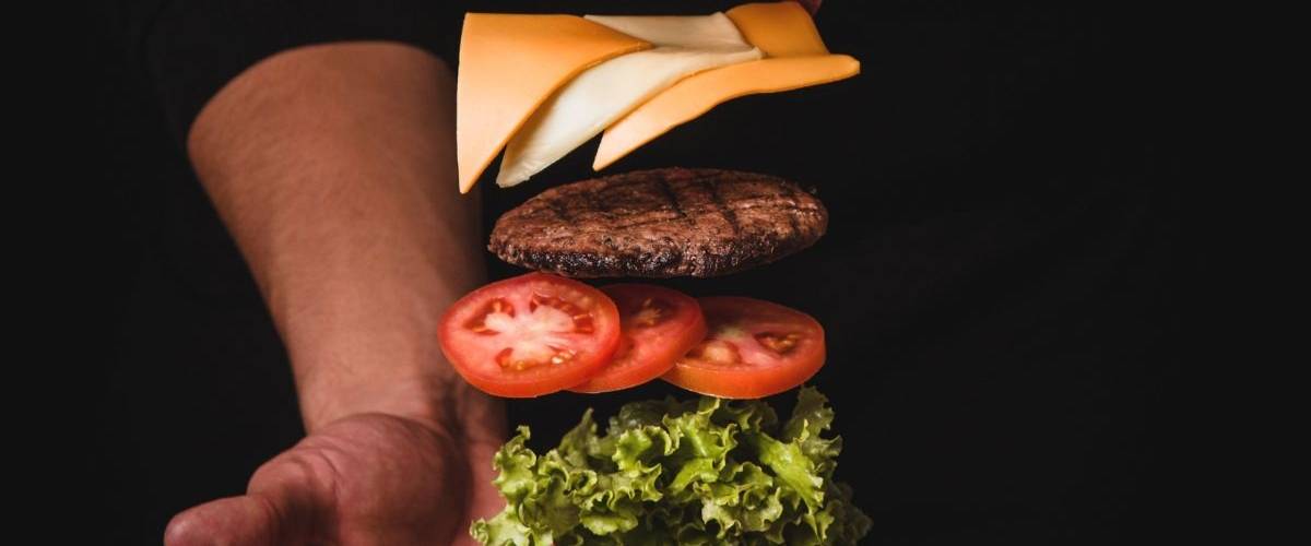 En 2040, 60% de la de viande mondiale sera de synthèse ou végétale Un burger sur un fond noir