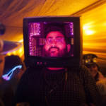 un homme qui la tête dans une vieille télévision rose.