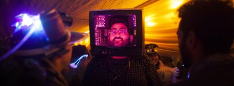 Les médias doivent redescendre sur Terre pour sortir de la crise de confiance un homme qui la tête dans une vieille télévision rose.