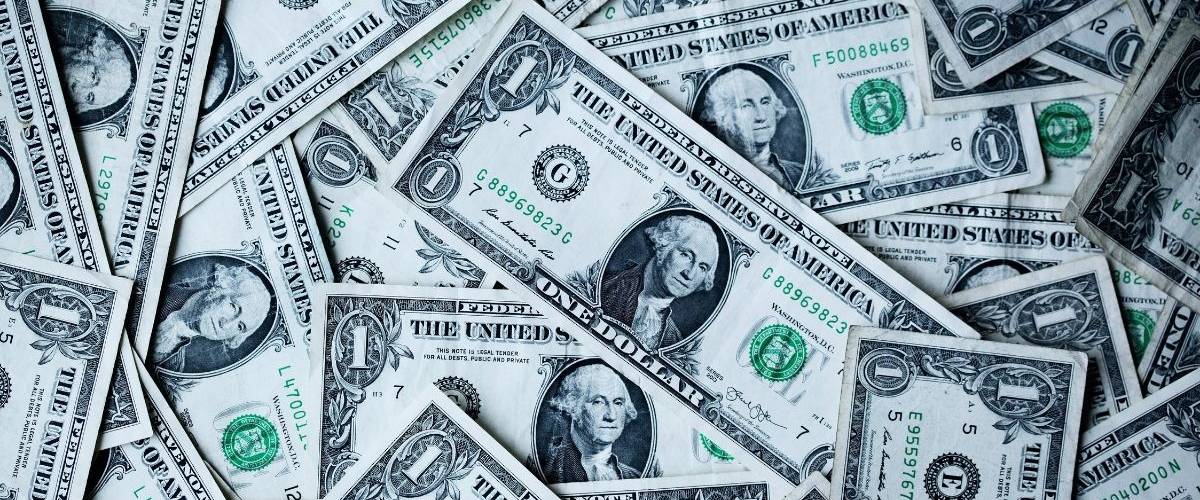 Meero: la nouvelle licorne française qui lève des fonds records Un amas de billets de dollars