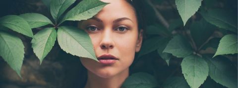 Métiers du développement durable : beaucoup de femmes, de diplômes, d'ancienneté et d'inégalités Une femme dissimulée dans des feuillages