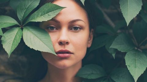 Une femme dissimulée dans des feuillages
