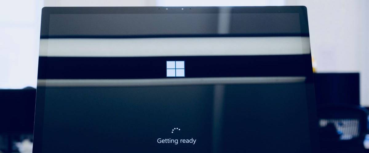 Microsoft interdit à ses employés d’utiliser Slack Un ordinateur Microsoft entrain de s'allumer.