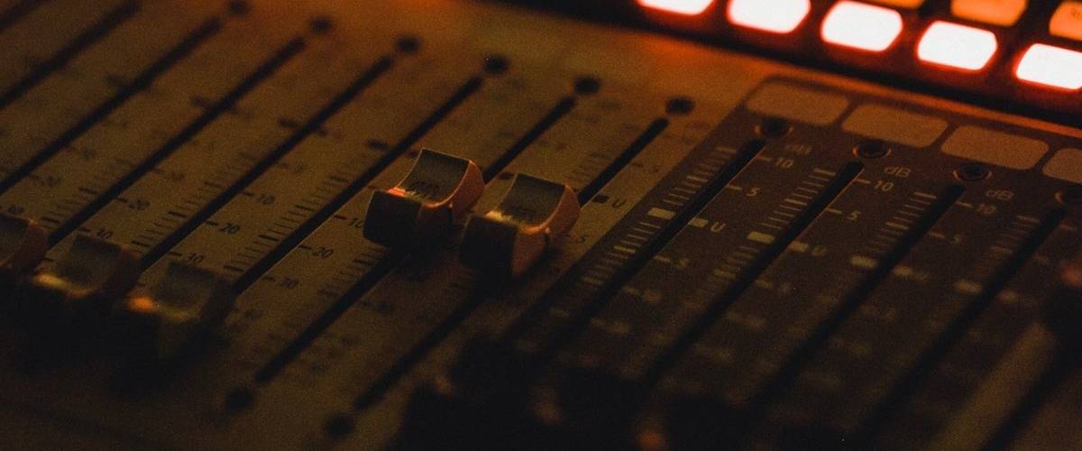 La start-up Muzeek sort 2:55 le premier album réalisé par une AI Table de miwage
