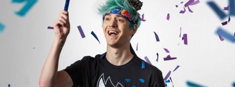 Ninja, le streamer numéro 1 de Twitch, gagne 500 000 dollars par mois une jeune homme aux cheveux bleu dans les confetis.