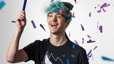 une jeune homme aux cheveux bleu dans les confetis.