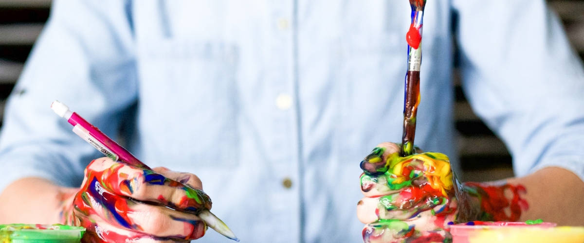 Google lance la plateforme Create with Google Un hommes avec de la peinture sur les mains