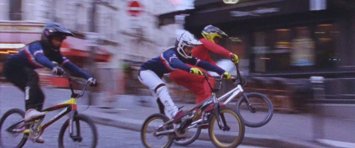 Campagne Paris 2024 Des hommes qui font du BMX dans les rues de Paris