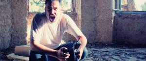 Un photographe en colère dans un bâtiment en ruine.