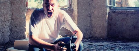 Travail à la chaîne, tarifs ridicules... Meero, la nouvelle licorne française, fait hurler les photographes Un photographe en colère dans un bâtiment en ruine.