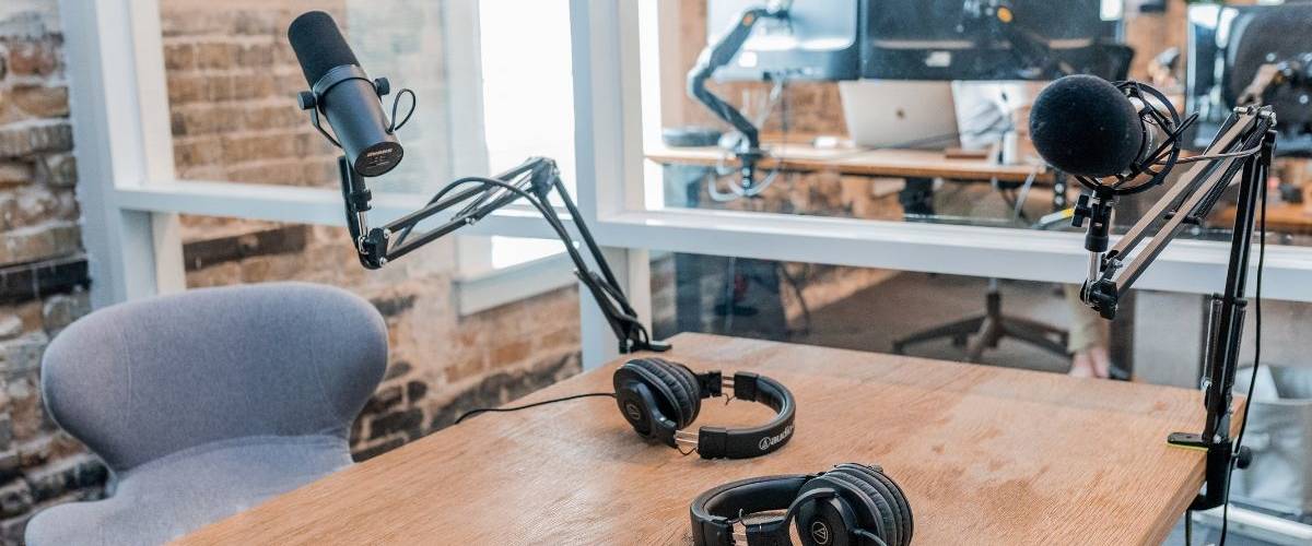 L'industrie du podcast devrait atteindre les 1 milliard de dollars en 2021 Une salle d'enregistrement de podcast