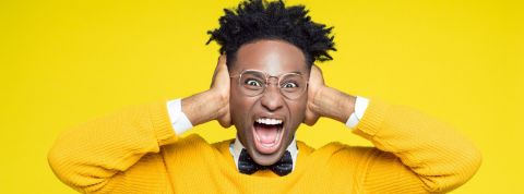 Pas de pitié pour les podcasts un jeune homme noir se bouche les oreilles en criant sur un fond jaune