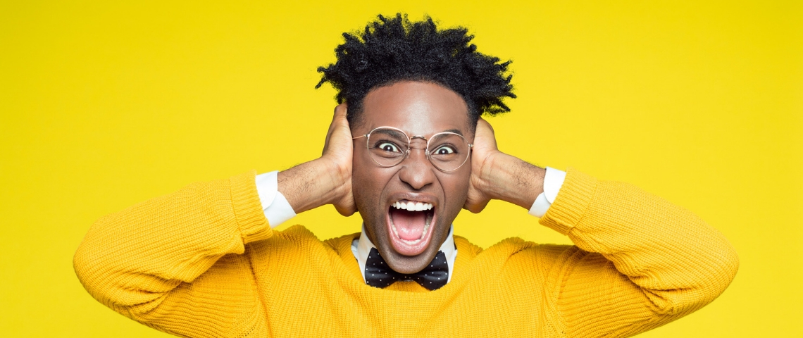 Pas de pitié pour les podcasts un jeune homme noir se bouche les oreilles en criant sur un fond jaune