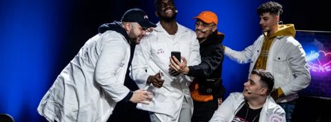 Radio sexe, l'émission trash que les ados adorent un groupe de jeunes homme en blouse blanche qui regarde un téléphone portable en rigolant