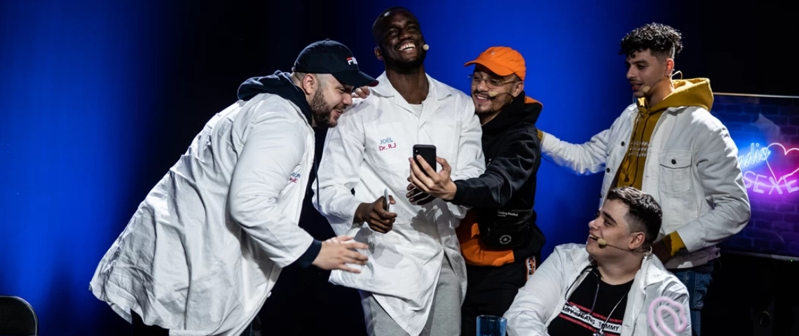 Radio sexe, l'émission trash que les ados adorent un groupe de jeunes homme en blouse blanche qui regarde un téléphone portable en rigolant