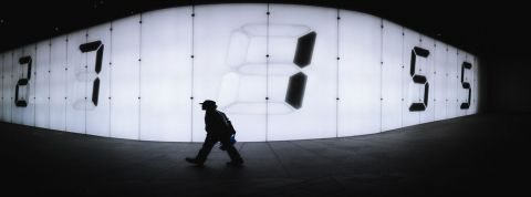 Protégez vos données, demain vous paierez avec ! Homme se déplaçant devant un écran géant