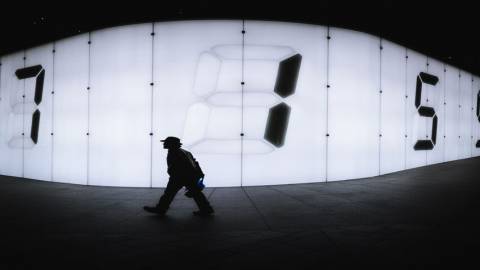 Protégez vos données, demain vous paierez avec !  Homme se déplaçant devant un écran géant