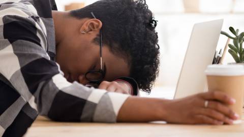 une femme en train de dormir devant son ordinateur