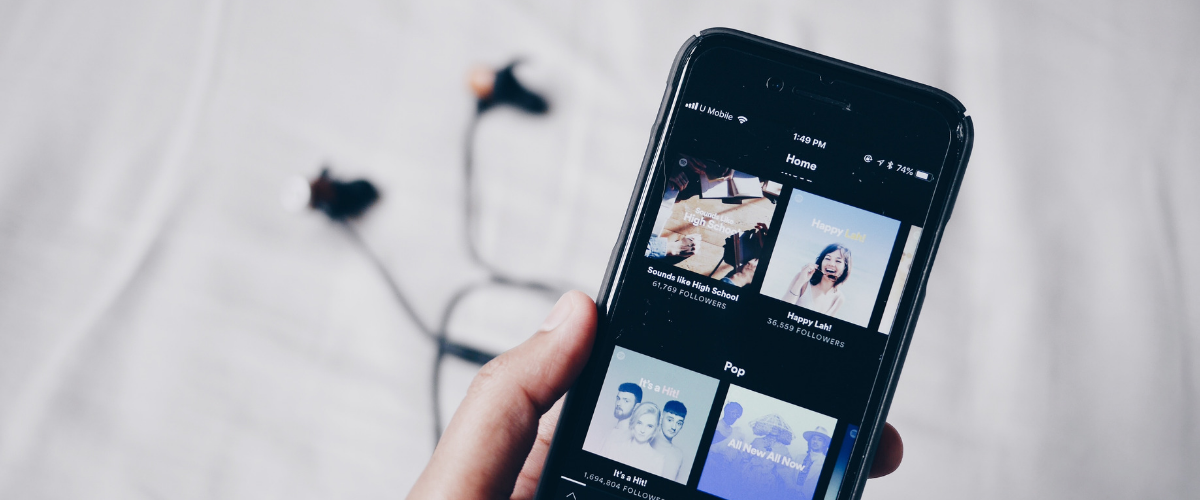Spotify considère qu'il a verser trop de royalties à ses artistes Un smartphone sur la plateforme Spotify
